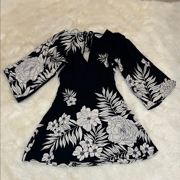 Billabong Black and White Floral Mini Dress - Picture 1 of 6